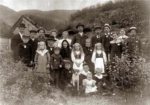 Hans og Anna Endals familie 1912.jpg - Hams Endals family 1912Taken at the wedding of youngest daughter Kristine's marriage to Martin Endal (